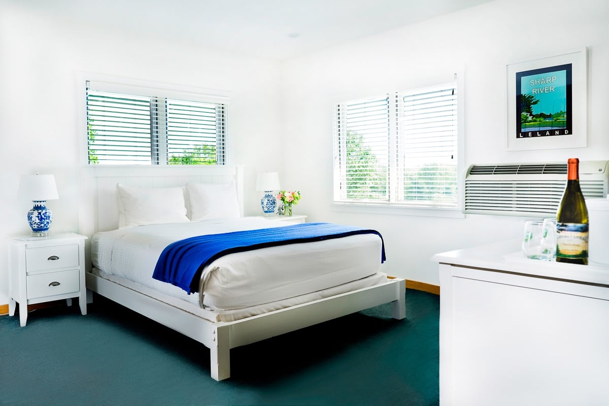 Leland Lodge hotel room