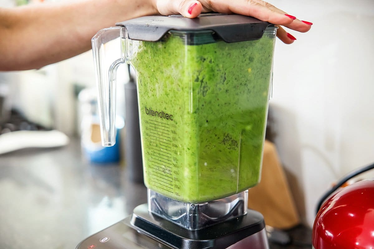 Blending green smoothie
